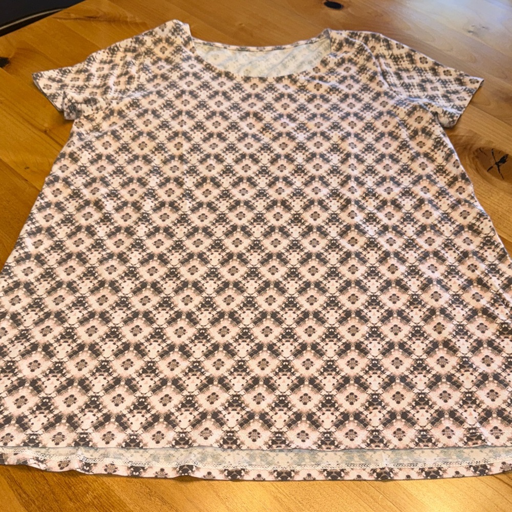 Pure J.Jill Scoop Neck Elliptical Tee. Soft Pink  Geometric Patterned Top